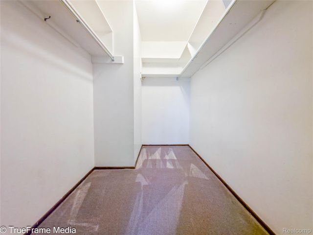 27654 E Echo Valley 235, Farmington Hills, MI 48334