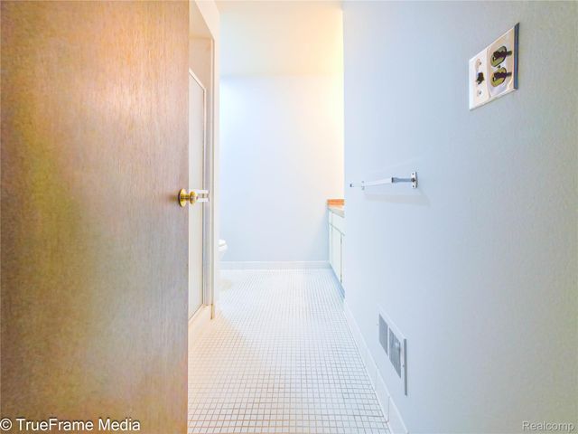 27654 E Echo Valley 235, Farmington Hills, MI 48334