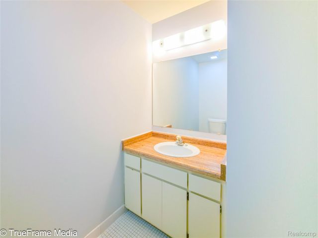 27654 E Echo Valley 235, Farmington Hills, MI 48334