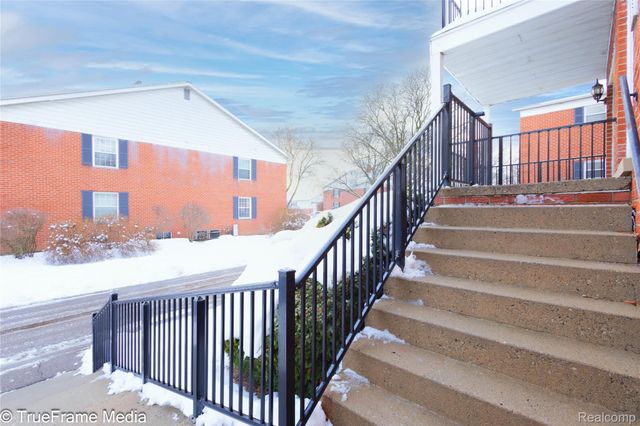 27654 E Echo Valley 235, Farmington Hills, MI 48334