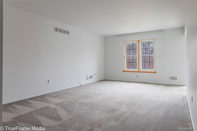 27654 E Echo Valley 235, Farmington Hills, MI 48334