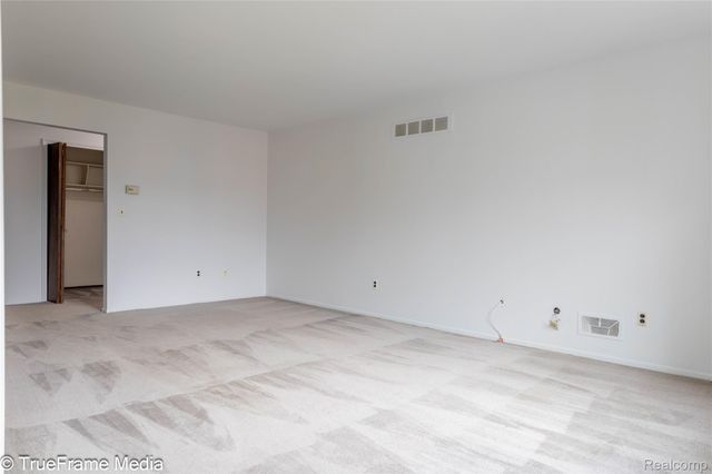 27654 E Echo Valley 235, Farmington Hills, MI 48334