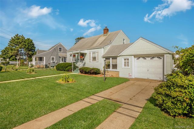 45 Birch Avenue E, Farmingdale, NY 11735
