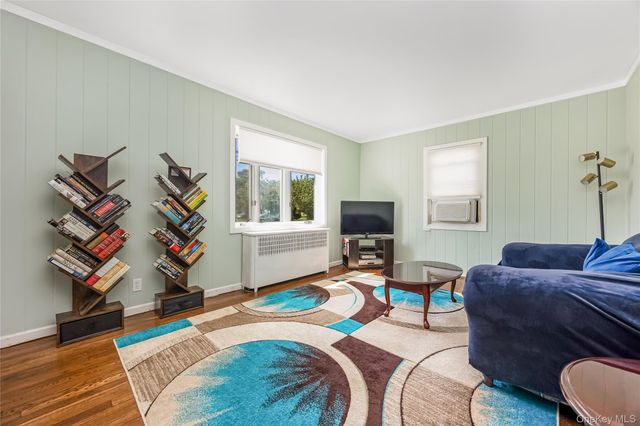 45 Birch Avenue E, Farmingdale, NY 11735