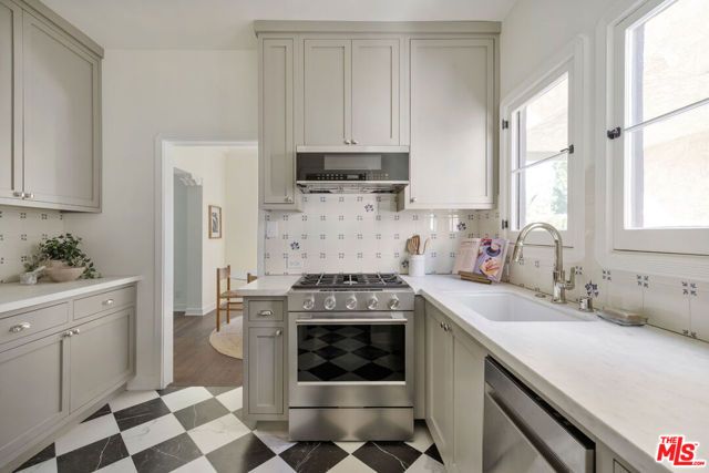 1106 S Cochran Avenue, Los Angeles, CA 90019