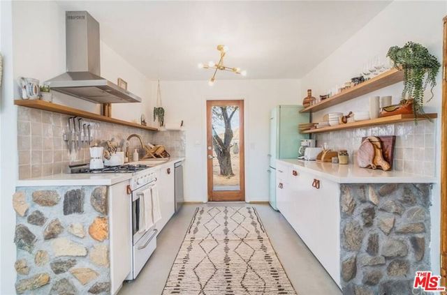 1616 Sunset Mesa Road, Landers, CA 92285