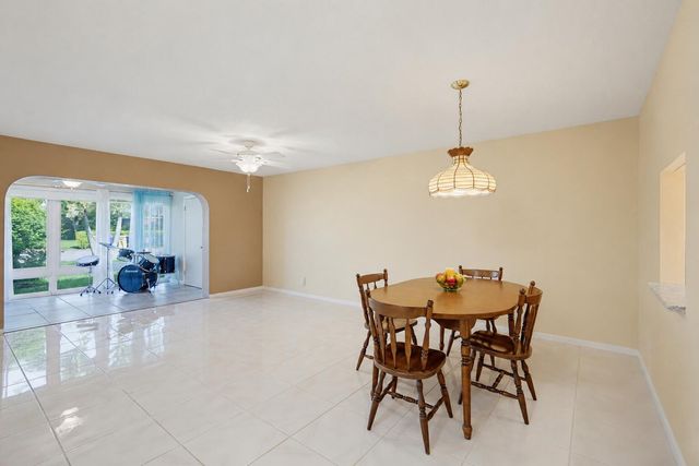 676 Laconia Circle B, Lake Worth, FL 33467