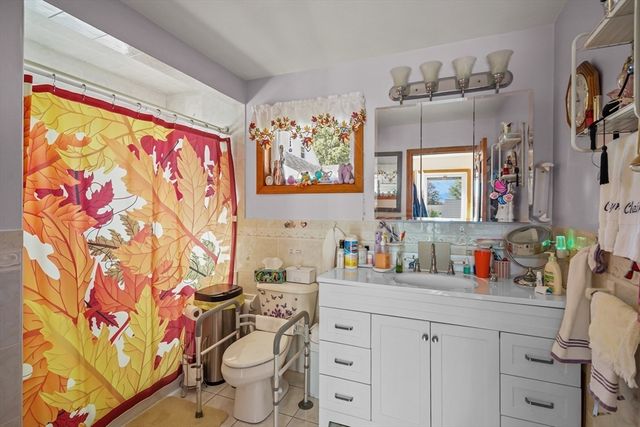 21 Bradley Ave, Somerset, MA 02725