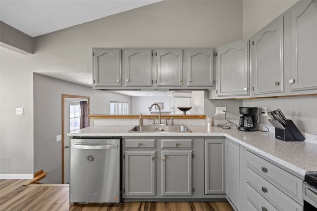 111 Stoney Creek Road NW, Cedar Rapids, IA 52405