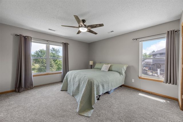 111 Stoney Creek Road NW, Cedar Rapids, IA 52405