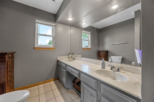 111 Stoney Creek Road NW, Cedar Rapids, IA 52405