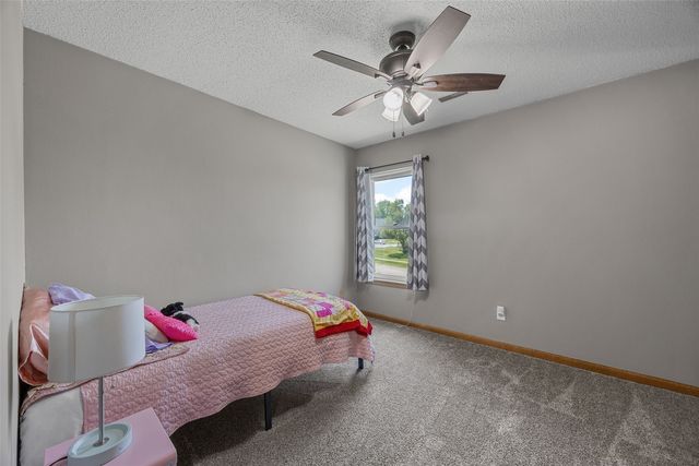 111 Stoney Creek Road NW, Cedar Rapids, IA 52405