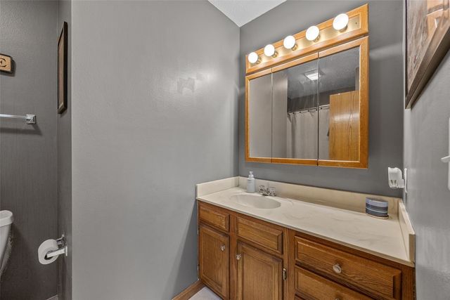 111 Stoney Creek Road NW, Cedar Rapids, IA 52405