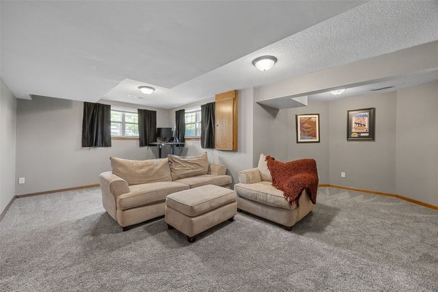 111 Stoney Creek Road NW, Cedar Rapids, IA 52405