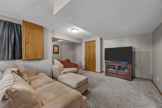 111 Stoney Creek Road NW, Cedar Rapids, IA 52405