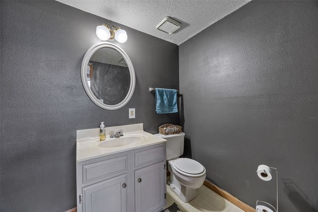 111 Stoney Creek Road NW, Cedar Rapids, IA 52405
