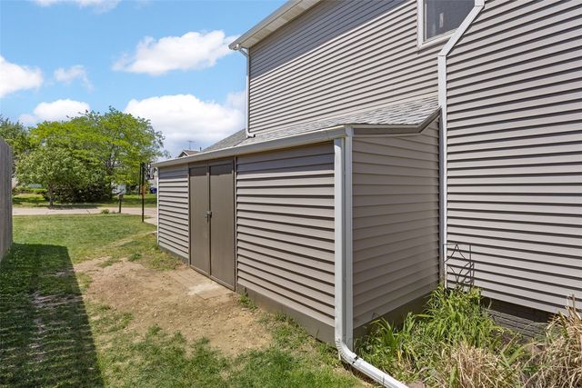 111 Stoney Creek Road NW, Cedar Rapids, IA 52405