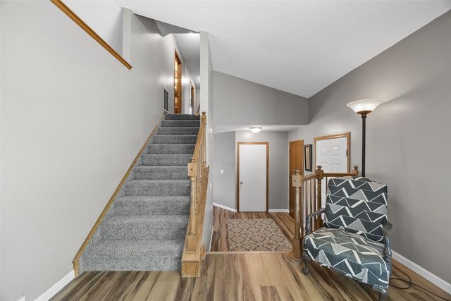 111 Stoney Creek Road NW, Cedar Rapids, IA 52405