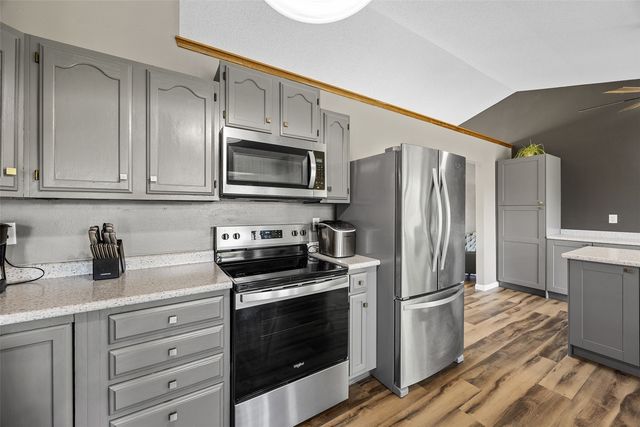 111 Stoney Creek Road NW, Cedar Rapids, IA 52405