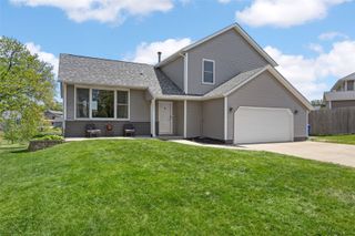 111 Stoney Creek Road NW, Cedar Rapids, IA 52405