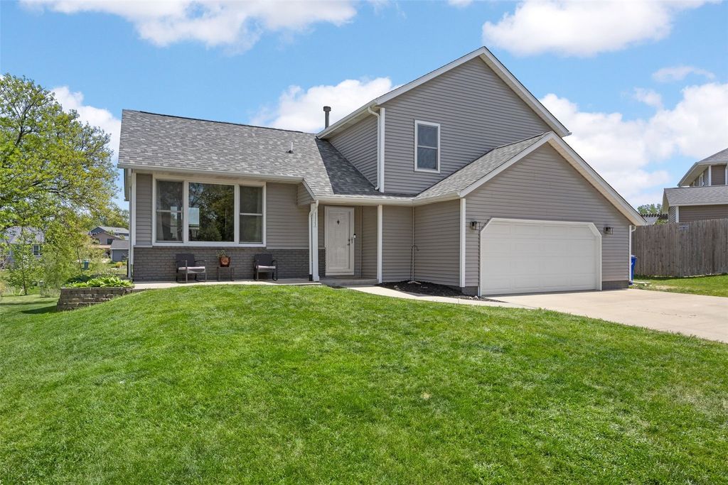 111 Stoney Creek Road NW, Cedar Rapids, IA 52405