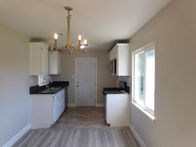 5590 E Garland Avenue, Fresno, CA 93727