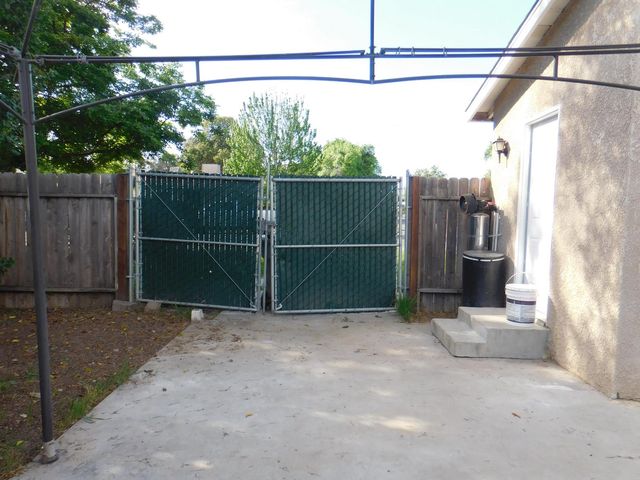 5590 E Garland Avenue, Fresno, CA 93727