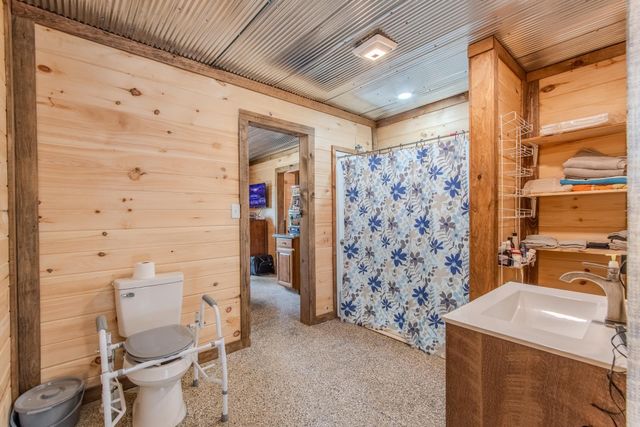 597 HARDIN GRAVEYARD RD, Adamsville, TN 38310