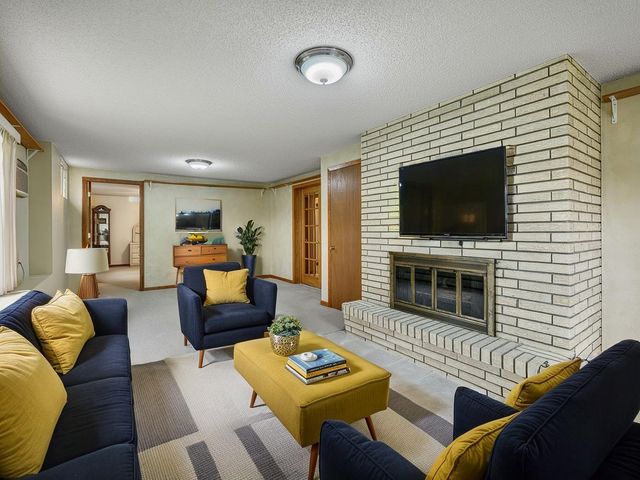 85 Rice Creek Way NE, Fridley, MN 55432