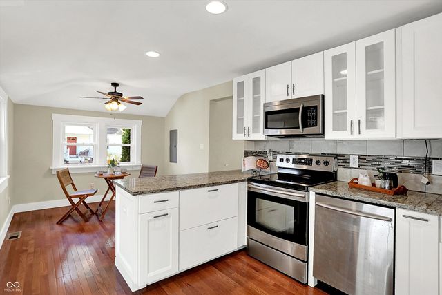 500 W Sycamore Street, Zionsville, IN 46077