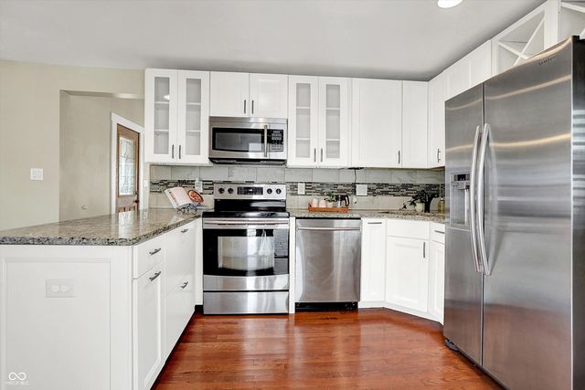 500 W Sycamore Street, Zionsville, IN 46077