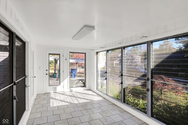 500 W Sycamore Street, Zionsville, IN 46077