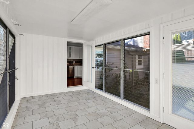 500 W Sycamore Street, Zionsville, IN 46077