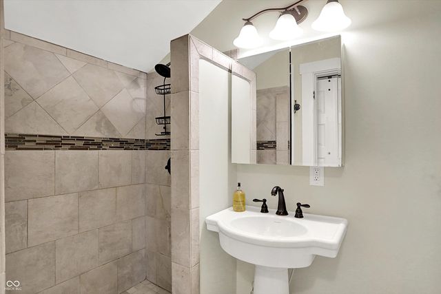 500 W Sycamore Street, Zionsville, IN 46077