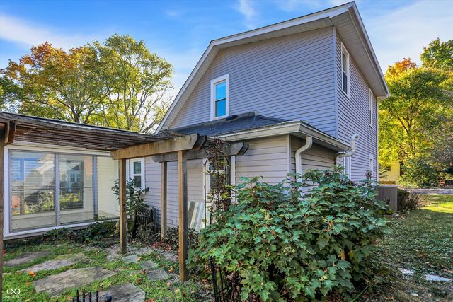 500 W Sycamore Street, Zionsville, IN 46077