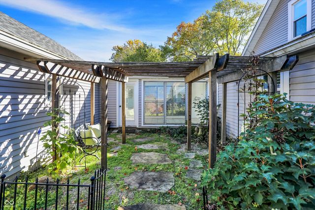 500 W Sycamore Street, Zionsville, IN 46077