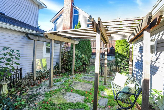 500 W Sycamore Street, Zionsville, IN 46077