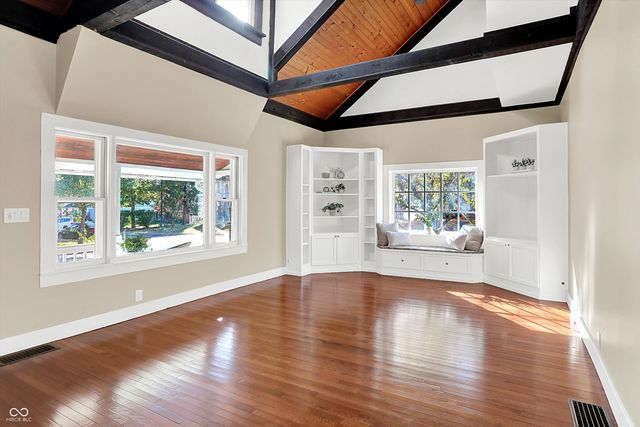 500 W Sycamore Street, Zionsville, IN 46077