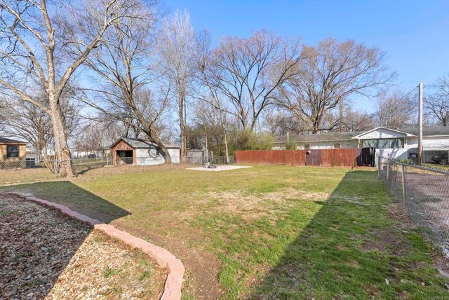 1205 Henry St, Benton, AR 72015