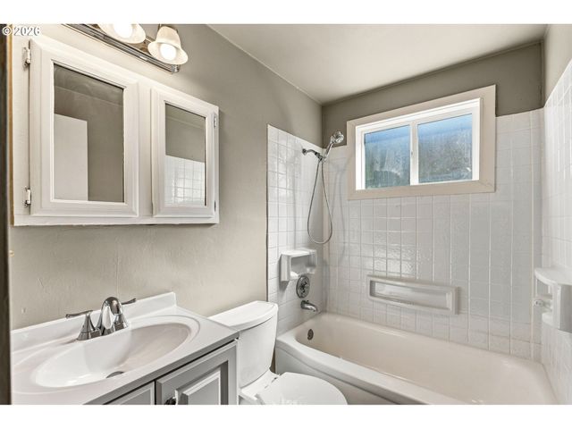 509 14TH St, Springfield, OR 97477