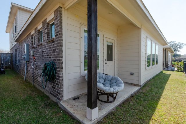 505 Prairie Grass Trail, Clute, TX 77531