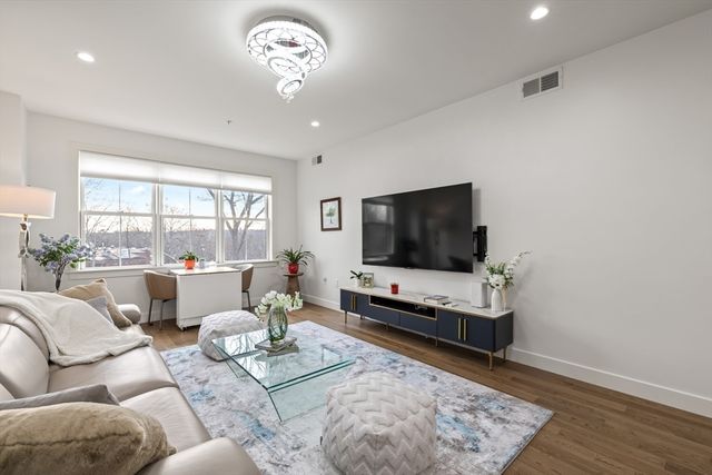 9 Independence Ave 307, Braintree, MA 02184