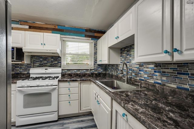 712 W ALAMEDA STREET, Iowa Park, TX 76367