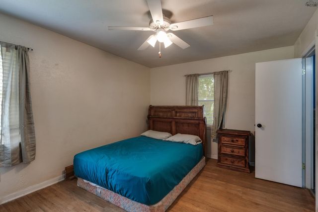 712 W ALAMEDA STREET, Iowa Park, TX 76367