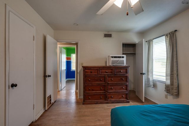 712 W ALAMEDA STREET, Iowa Park, TX 76367