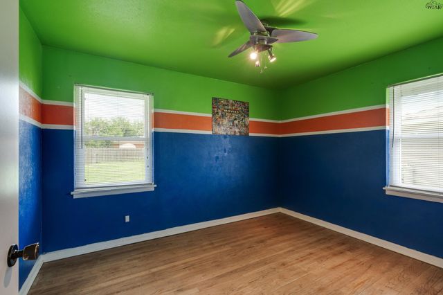 712 W ALAMEDA STREET, Iowa Park, TX 76367