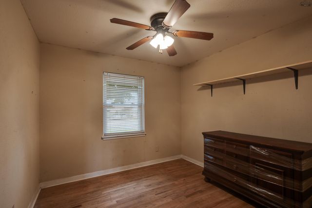 712 W ALAMEDA STREET, Iowa Park, TX 76367