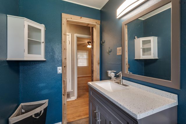 712 W ALAMEDA STREET, Iowa Park, TX 76367