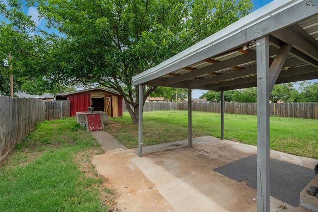 712 W ALAMEDA STREET, Iowa Park, TX 76367