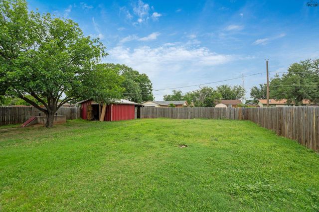 712 W ALAMEDA STREET, Iowa Park, TX 76367